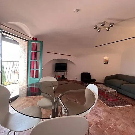 Vue Au Coeur Du Vieux Village Apartment
